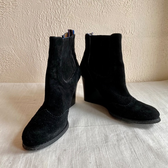 Tommy Hilfiger black suede wedge booties with brogue detailing Size 9.5 - Picture 10 of 12